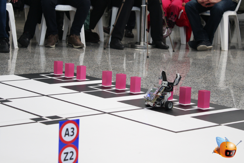 İTÜ Robot Olimpiyatları (İTÜRO) yarışması galeri görseli
