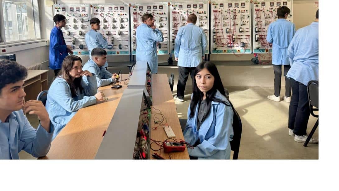 Alibeyköy MTAL’de Geleceği Üreten Atölyeler: Öğrenciler Elektrik Panosu ve Kodlama Robotu Geliştiriyor galeri görseli